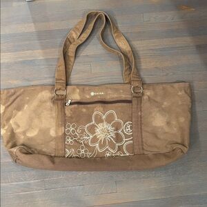 GAIAM yoga mat tote bag with embroidered flower